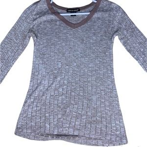 Quarter sleeve, v neck blouse